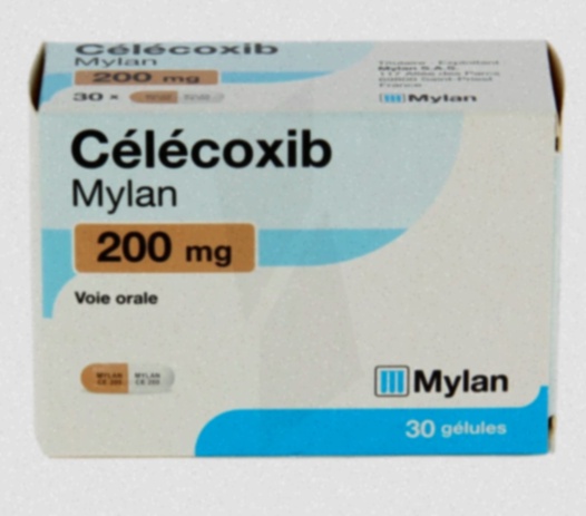 Capsules de célécoxib sur fond blanc