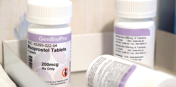 Acheter du misoprostol - Illustration de comprimés et d’une boîte